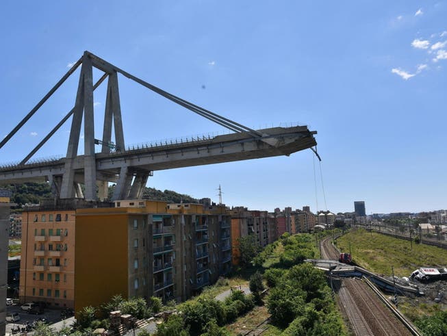 An eine neue Brücke in so kurzer Zeit glaubt in Genua so gut wie niemand. (Bild: Keystone/EPA ANSA/LUCA ZENNARO)