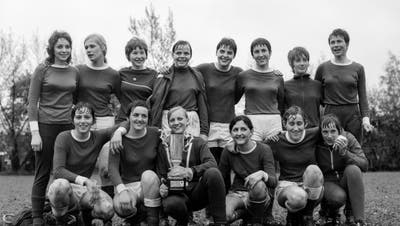 Die Fussballspielerinnen vom Damenfussballclub FC Luzern freuen sich ueber ihren Sieg beim Internationalen Damenfussballturnier in Zuerich, aufgenommen im Mai 1970.  (KEYSTONE/PHOTOPRESS-ARCHIV/Grunder)