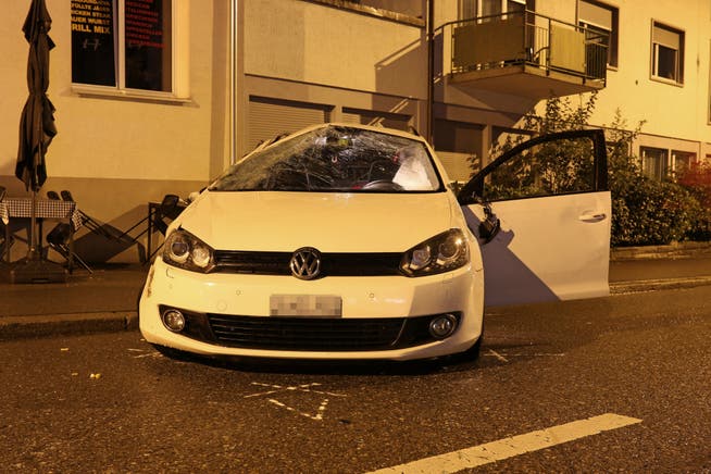 Das Auto, mit dem eine junge Frau am Freitagmorgen auf der Langgasse in St.Gallen, einen spektakulären Selbstunfall gebaut hat. (Bilder: Stadtpolizei St.Gallen - 14. September 2018)