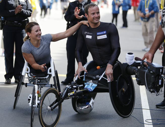 Manuela Schär (links) und Marcel Hug freuen sich, dass es losgeht mit der Marathon Majors Serie.Bild: CJ Gunther/EPA (Boston, 17. April 2017)