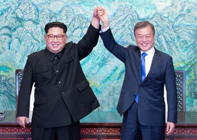 Nordkoreas Diktator Kim Jong Un (links) und Südkoreas Präsident Moon Jae In bei ihrem ersten Treffen im April.Bild: AP (27. April 2018)