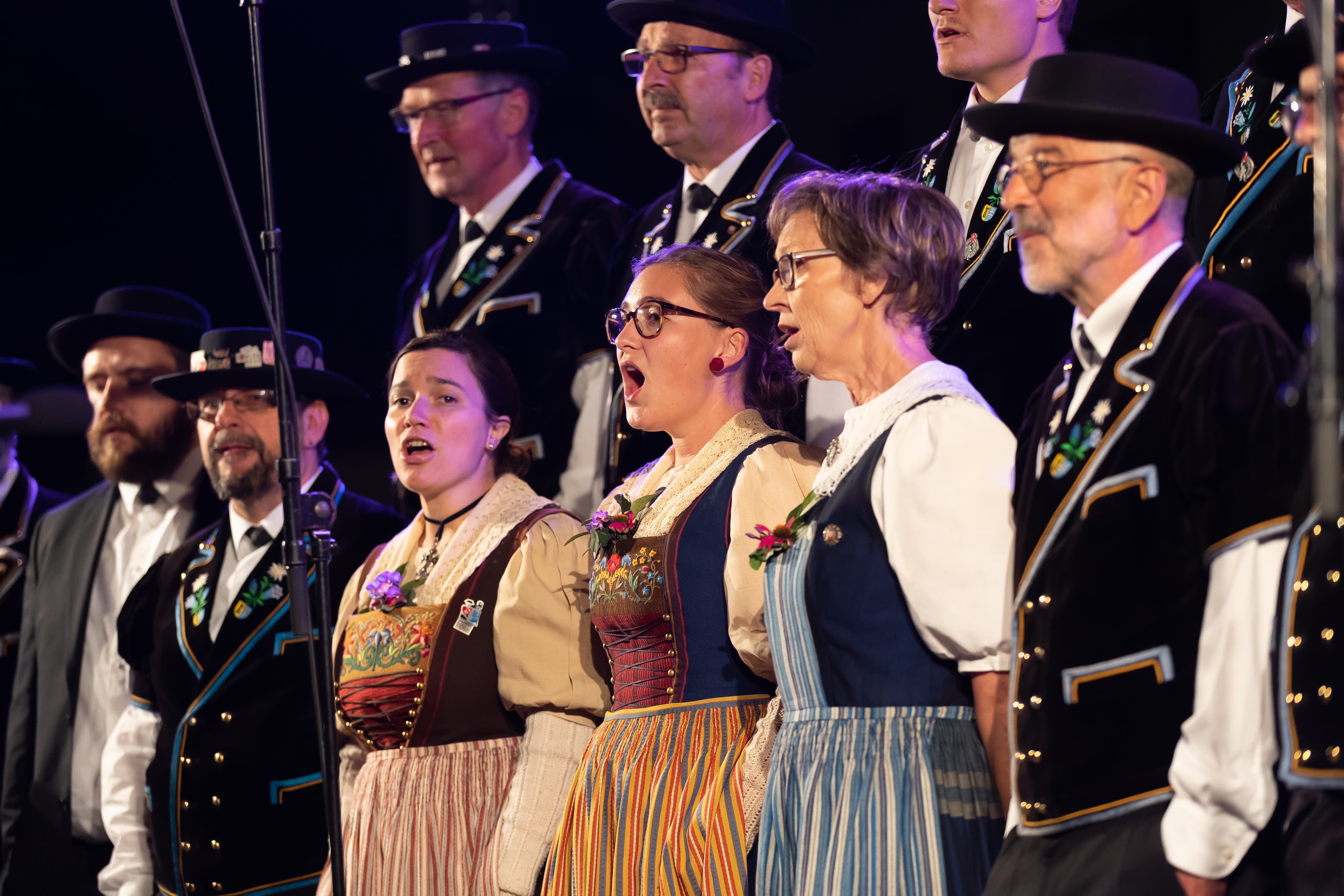 Der Jodlerklub Heimelig Baar trug seine Stücke auf dem Burgbachplatz vor. (Bild: Roger Zbinden (Zug, 15. September 2018))