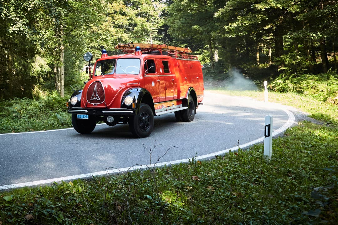 Das alte Feuerwehrauto kämpft sich den Berg hoch. (Bild: Jakob Ineichen (Kriens, 16.09.2018))