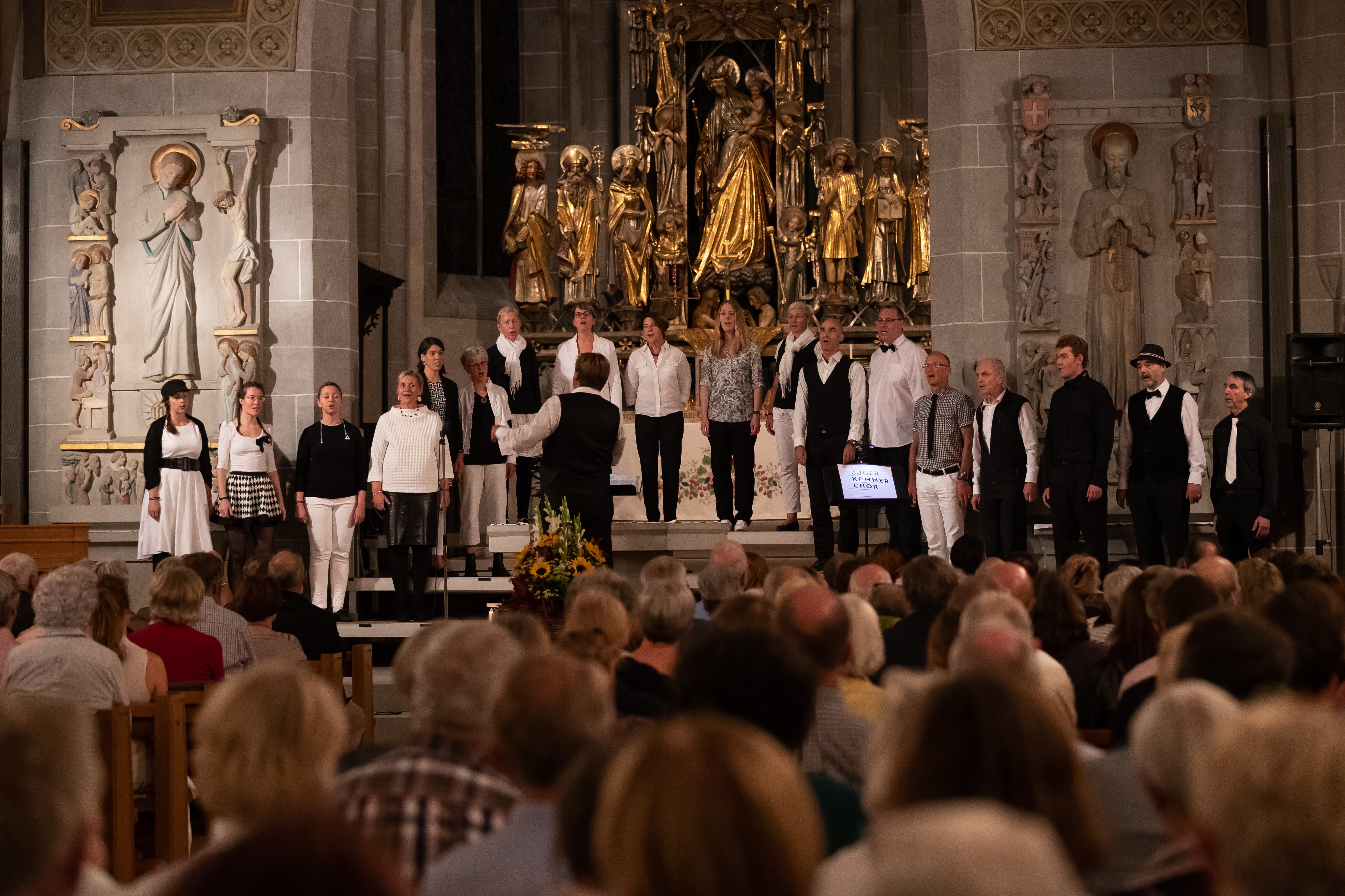 Der Zuger Kammerchor singt in der Kirche St. Oswald. (Bild: Roger Zbinden (Zug, 15. September 2018))