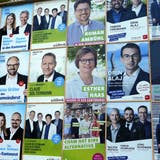 Momentan lächeln die Kandidatinnen und Kandidaten von zahlreichen Plakatwänden. Hier in Cham. Bild: Werner Schelbert (9. September 2018)