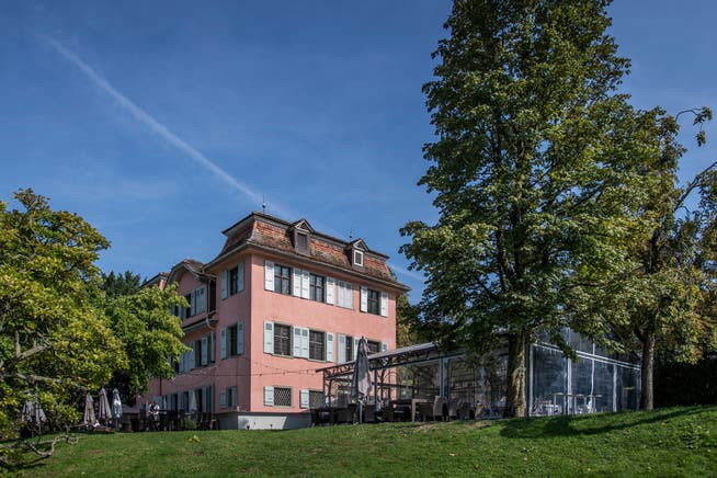 Das Schlössli Utenberg mit dem provisorischen Zeltanbau. Bild: Pius Amrein (Luzern, 16. September 2018)