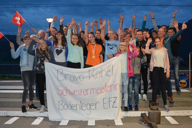 Rahel Brändle wird am Sonntagabend beim Bahnhof in Bütschwil von ihrer Familie, ihren Freunden und ihren Fans frenetisch gefeiert. Rechts von ihr, im blauen T-Shirt, der Sechstplatzierte Lukas Birchler. (Bilder: Beat Lanzendorfer)