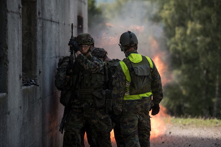 Knall, Flammen, Rauch: Grenadier-Rekruten sprengen eine Tür auf. (Bilder: Dominik Wunderli (Isone, 6. September 2018))
