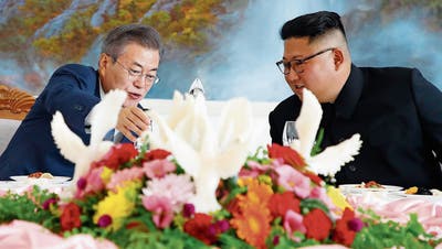 Südkoreas Moon Jae In (links) und Nordkoreas Kim Jong Un feiern einen diplomatischen Durchbruch. (Bild: Getty; Pjöngjang, 19. September 2018)