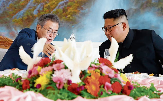 Südkoreas Moon Jae In (links) und Nordkoreas Kim Jong Un feiern einen diplomatischen Durchbruch. (Bild: Getty; Pjöngjang, 19. September 2018)