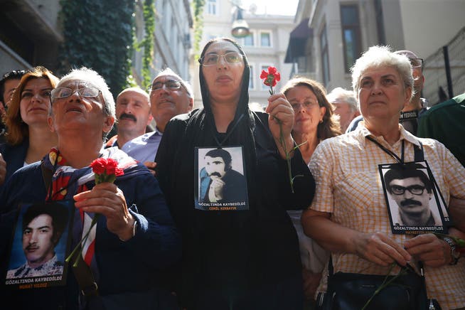 Stille Mahnwache der Samstagsmütter in Istanbul. (Emrah Gurel/AP, 1. September 2018)