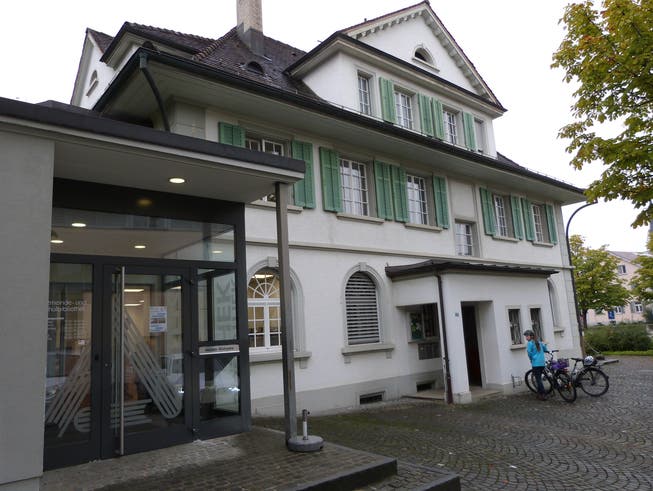 Die Aadorfer Gemeinde-und Schulbibliothek im Dorfzentrum. (Bilder: Kurt Lichtensteiger)