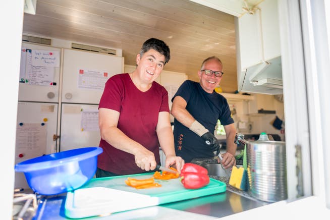 Ehepaar Lucia Abächerli und Martin Führer bei der Küchenarbeit. (Bild: Roger Grütter (Luzern, 19.9.2018)) 