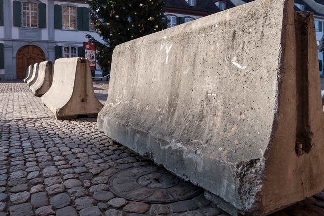 Im vergangenen Jahr verunmöglichten Betonblöcke an der Wega und an diversen Weihnachtsmärkten (im Bild der Münsterplatz in Basel) Terroranschläge mit Fahrzeugen. (Bild: Keystone/Georgios Kefalas)