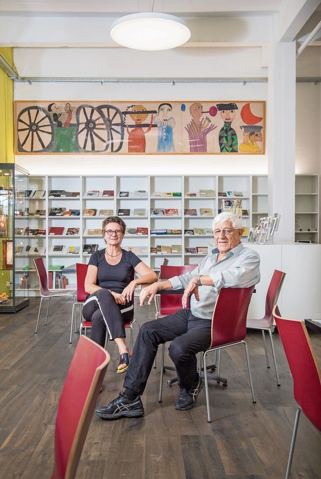 Monika Jagfeld und Peter Schorer sitzen im neuen Entrée des Museums im Lagerhaus. (Bild: Urs Bucher)