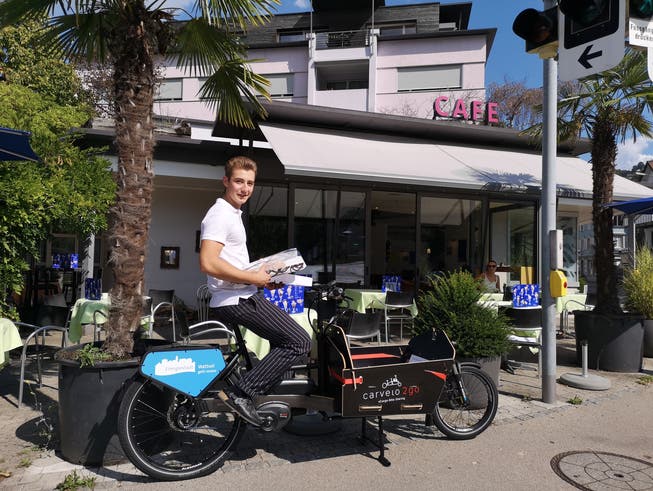 Josua Menzi, Bäcker-Konditor vom Café Abderhalden, auf Jungfernfahrt mit dem neuen Cargo-Bike. (Bild: PD)