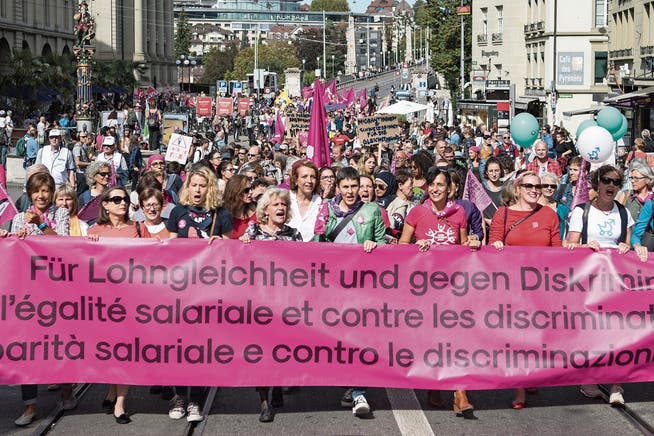 Gegen 20'000 Menschen haben am Samstag in Bern für Lohngleichheit und gegen Diskriminierung demonstriert. (Bild: Peter Schneider/Keystone (Bern, 22. September 2018)