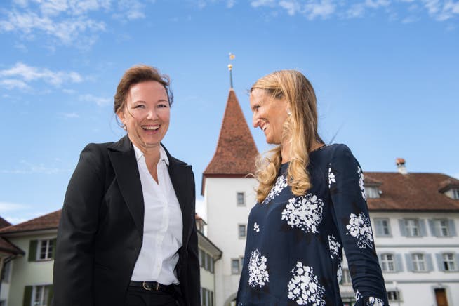 Die neu gewählte Sempacher Stadträtin Tanja Schnyder-Duss (links) nimmt von ihrer Konkurrentin Claudia Haas (ebenfalls FDP) Gratulationen entgegen. (Bild: Eveline Beerkircher, 23. September 2018)
