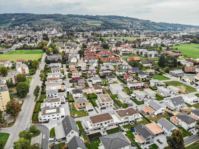 Dorf oder Stadt? Die Stimmbürger der Gemeinde Weinfelden (hier ein Drohnenbild von Süden her) haben sich entschieden: Sie wollen in einer Stadt wohnen. (Bild: Reto Martin)