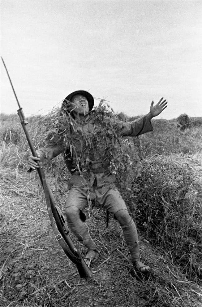 «Von einer Kugel getroffener Soldat» (gestellte Szene) ist eines von 17 Fotos aus Walter Bosshards Fotoserie «The Life of a Chinese Guerilla», in der er von einem Bauern erzählt, der zum Guerilla und schliesslich zum Helden wird. China, 1938. (Bild: Fotostiftung Schweiz/Archiv für Zeitgeschichte)