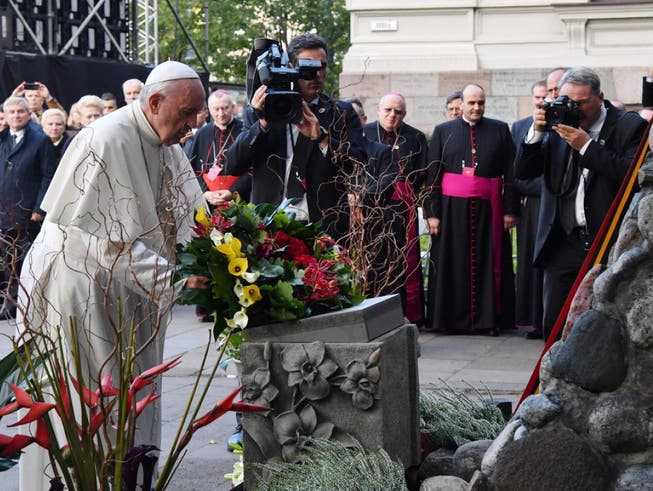 Im jüdischen Ghetto von Vilnius legte Papst Franziskus Blumen nieder und verharrte im stillen Gebet. (Bild: Keystone/EPA ANSA/ALESSANDRO DI MEO)