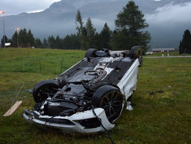 Am frühen Sonntagmorgen bei Sils im Oberengadin: Das Auto eines 33-jährigen Mannes überschlägt sich. Der Lenker wird verletzt. (Bild: Kantonspolizei Graubünden)