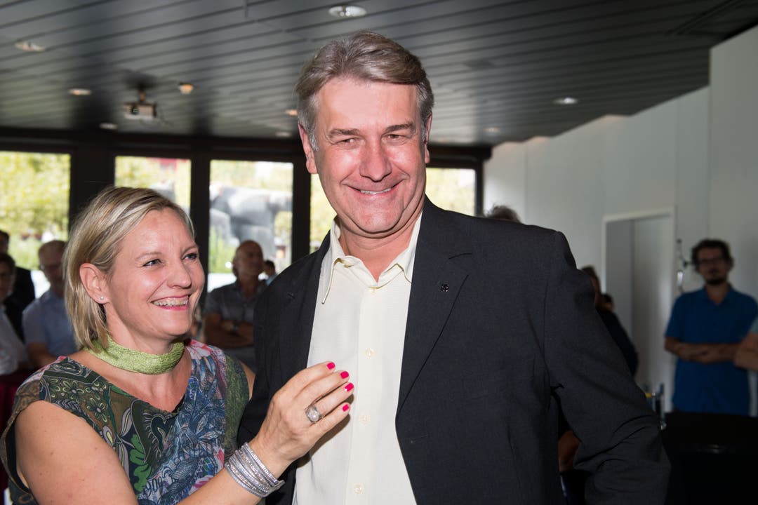 Der neue CVP-Gemeinderat Patrick Schnellmann freut sich mit seiner Frau.