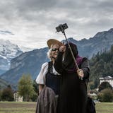 Eine Touristin mit Niqab macht auf der Höhenmatte in Interlaken vor der Jungfrau ein Selfie mit einer Frau in Tracht, aufgenommen am 4. Oktober 2017.  (Bild: Keystone/Rolf Neeser)