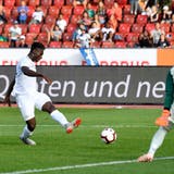 Der nigerianische FCZ-Stürmer Stephen Odey schiesst an FCL-Torhüter Mirko Salvi vorbei den Siegtreffer. (Bild: Walter Bieri/Keystone (Zürich, 23. September 2018))