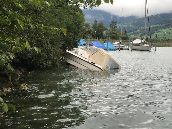 Der Sturm Fabienne beschädigte auf dem Alpnachersee ein Boot. (Bild: Kantonspolizei Obwalden)