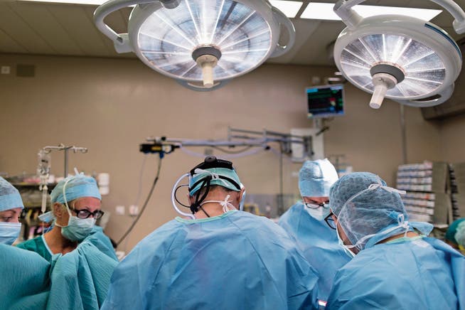 Herzchirurgen führen eine Operation im Universitätsspital Lausanne durch. (Bild: Gaëtan Bally/Keystone, Lausanne, 23. August 2018)