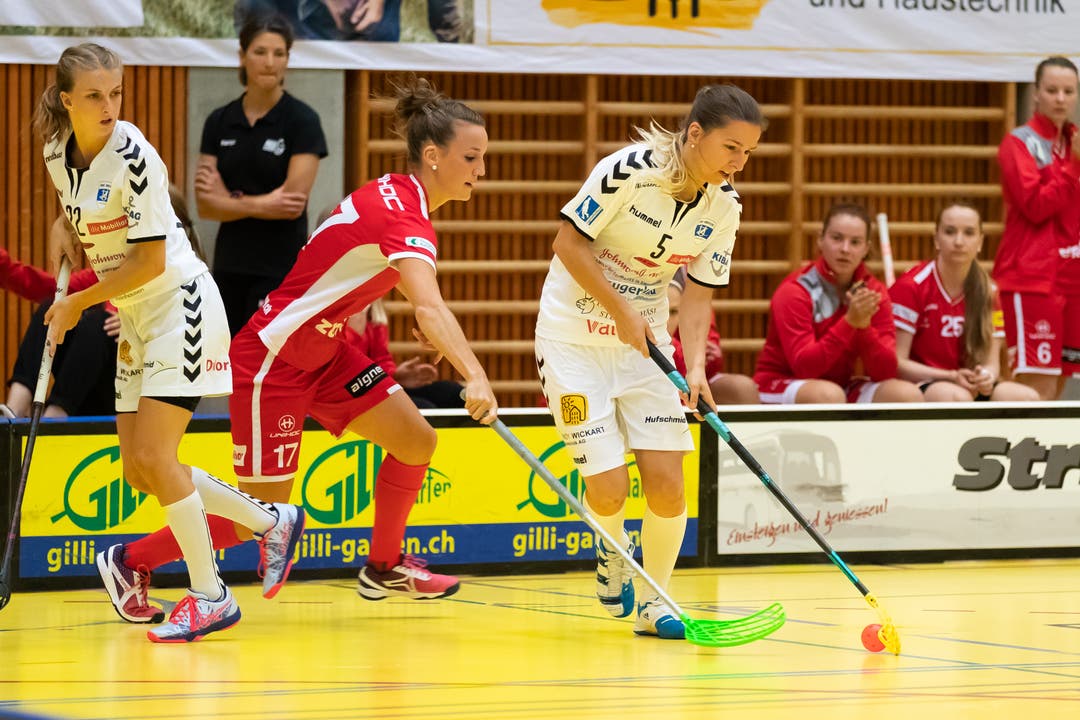 Die Zugerin Weronika Noga (am Ball) gegen Frauenfelds Sandra Mischler, links beobachtet von Noelle Städler. (Bild: Roger Zbinden, (Zug, 22. September 2018))