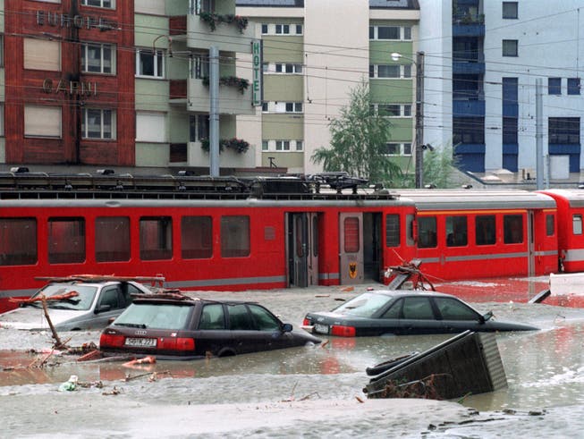 Der überschwemmte Bahnhofplatz von Brig vor 25 Jahren. Eine gewaltige Schlammlawine begrub die Stadt unter sich. Zwei Frauen kamen bei der Katastrophe ums Leben. (Bild: Keystone/RENE RITLER)