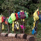 Sogar eine eigene Garderobe haben die Kinder in ihrem Wald in Meggen. (Bild: Pius Amrein, Meggen, 24. September 2018)