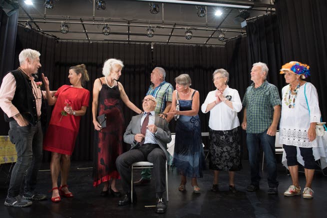 Das Seniorentheater Kriens bei der Probe für ihr neues Stück, das am Dienstag Premiere feiert. Bild: Eveline Beerkircher (Kriens, 20. September 2018)