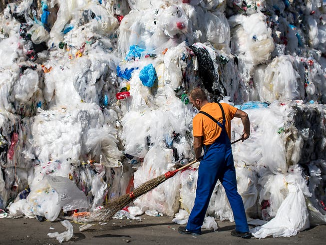 Abfallberg aus Plastik bei einer Recycling-Frima im thurgauischen Eschlikon. (Bild: KEYSTONE/ALEXANDRA WEY)