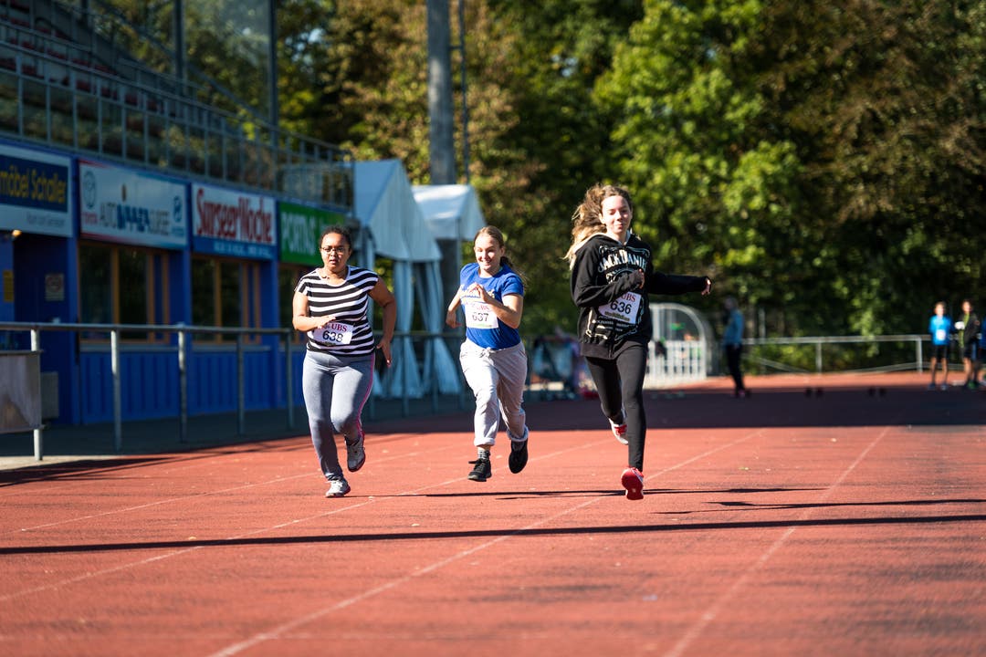 Gebremariam Uliya Yafiet, Selina Zürcher und Lea Kulot aus Willisau beim 60-Meter-Sprint. (Bild: Roger Grütter (Sursee, 25. September 2018))
