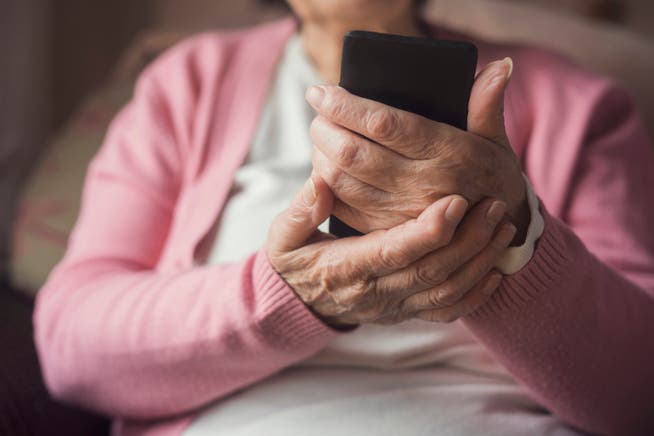 Vielerorts braucht es für ältere Menschen noch Überwindung, um per Telefon um Rat zu fragen. (Bild: Getty)
