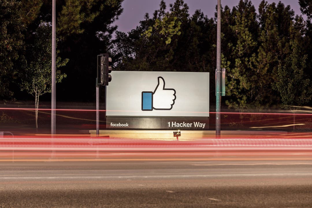 Unterwegs in die «Gefällt-mir-Welt»: Facebook sei mehr mit einem Staat zu vergleichen als einer Firma, meint sein Gründer Mark Zuckerberg. (Bild: Jason Doiy/Getty)