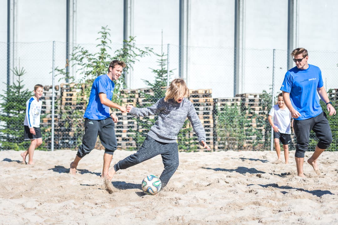 Schüler spielen Beachsoccer. (Bild: Roger Grütter (Sursee, 25. September 2018))