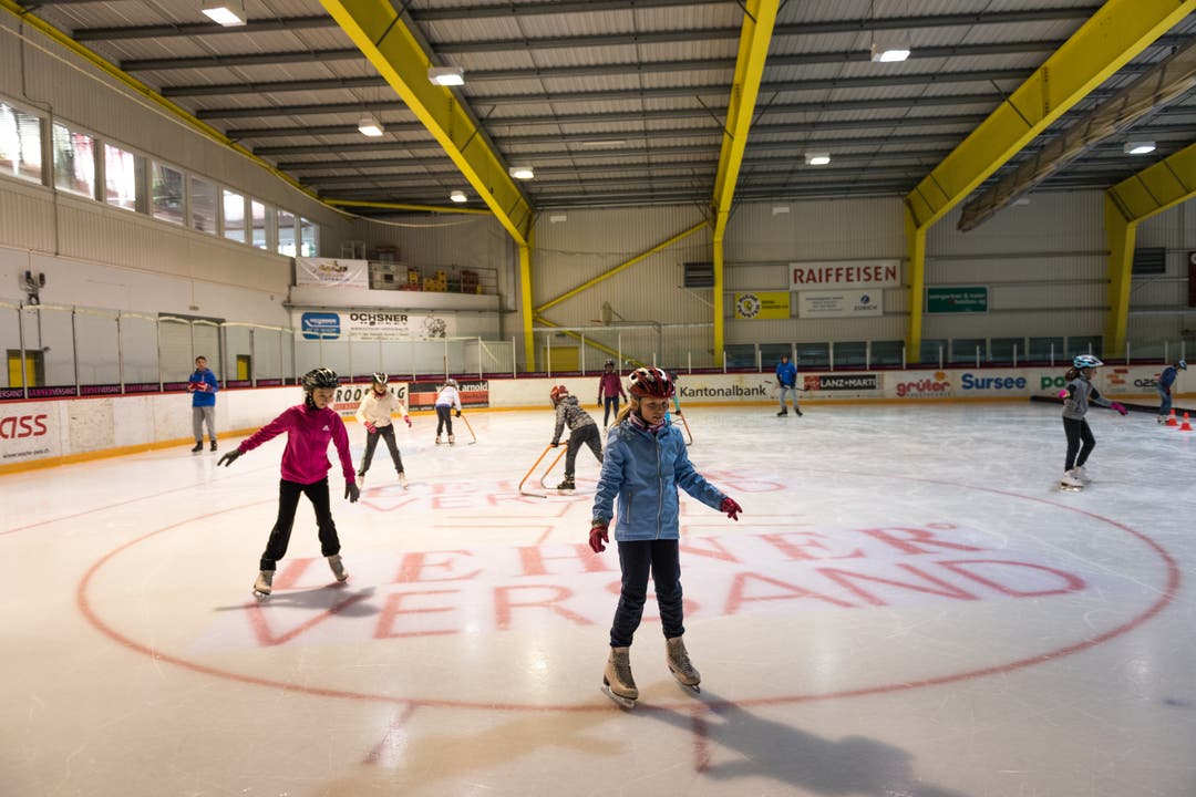 Neben den Wettkämpfen konnte die Kinder auch Schlittschuhlaufen. (Bild: Roger Grütter (Sursee, 25. September 2018))