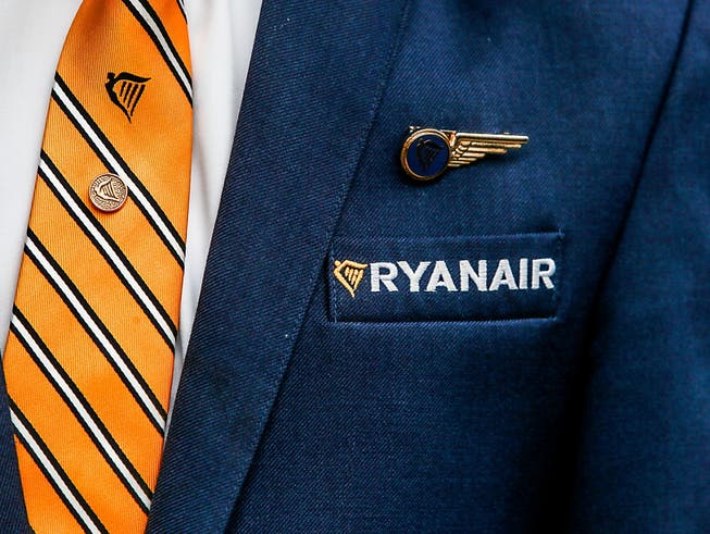 Erfolg für die Ryanair-Angestellten in Italien: Kurz vor einem für Freitag geplanten Streik stimmt der Billigflieger einem Tarifvertrag für Flugbegleiter in Italien zu. (Bild: KEYSTONE/EPA/STEPHANIE LECOCQ)