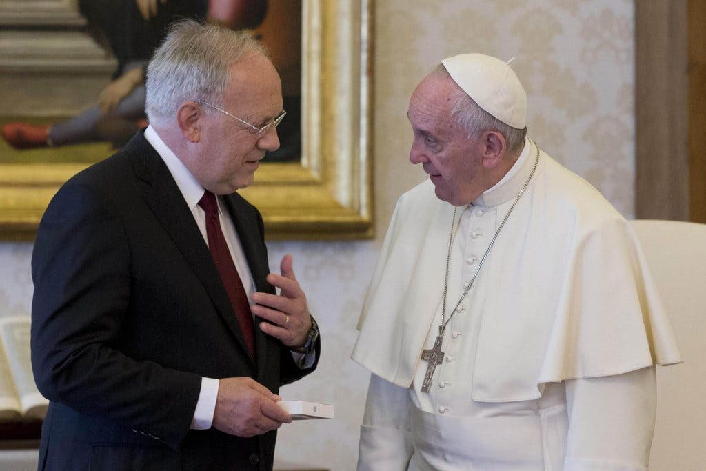Im Mai 2016 empfing Papst Franziskus Schneider-Ammann zu einer Privataudienz. (Bild: Keystone)