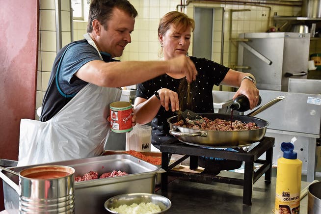 Markus und Daniela Bösch bereiten eine Bolognese-Sauce vor, sie funktionieren dabei als eingespieltes Team. (Bild: Timon Kobelt)