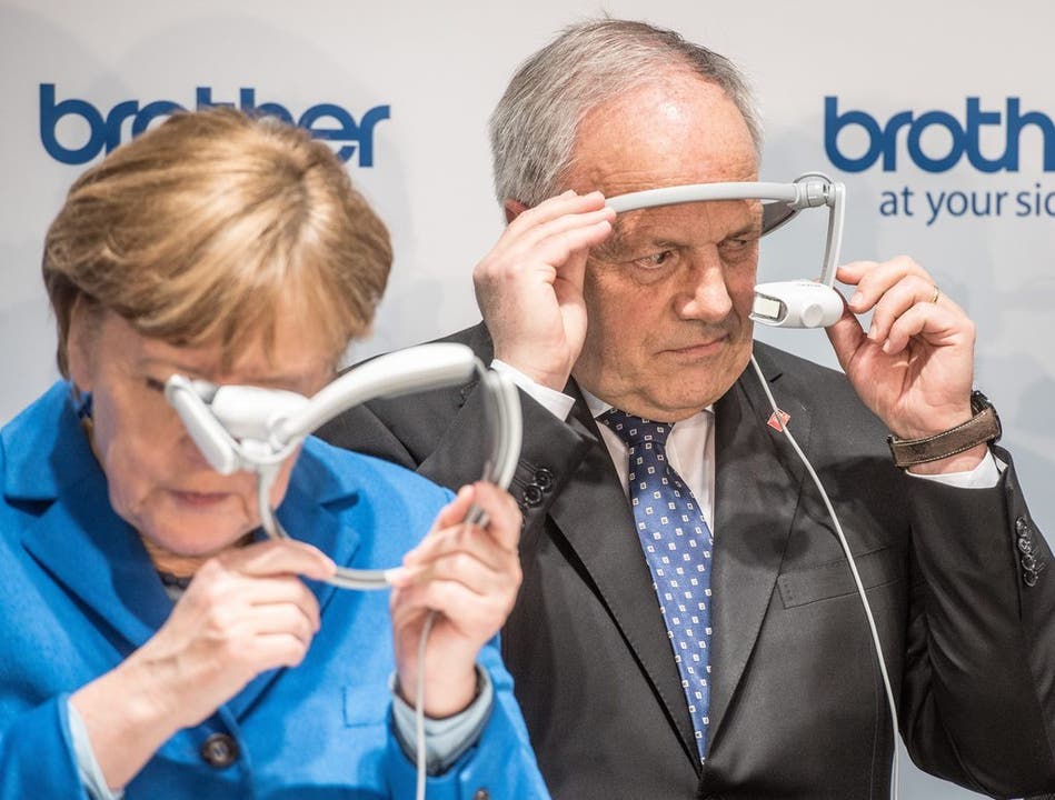 Johann Schneider-Ammann mit der deutschen Bundeskanzlerin Angela Merkel an der Informatikmesse Cebit. (Bild: Keystone)