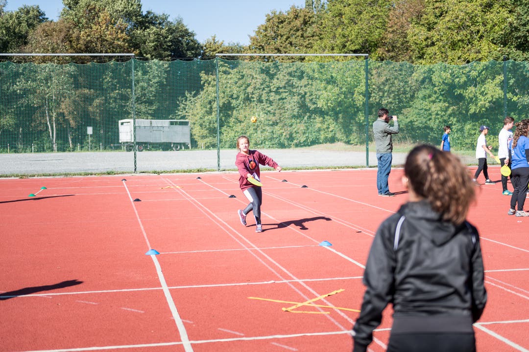 Neben den Wettkämpfen konnte die Kinder auch Sportarten wie Street Racket ausprobieren. (Bild: Roger Grütter (Sursee, 25. September 2018))