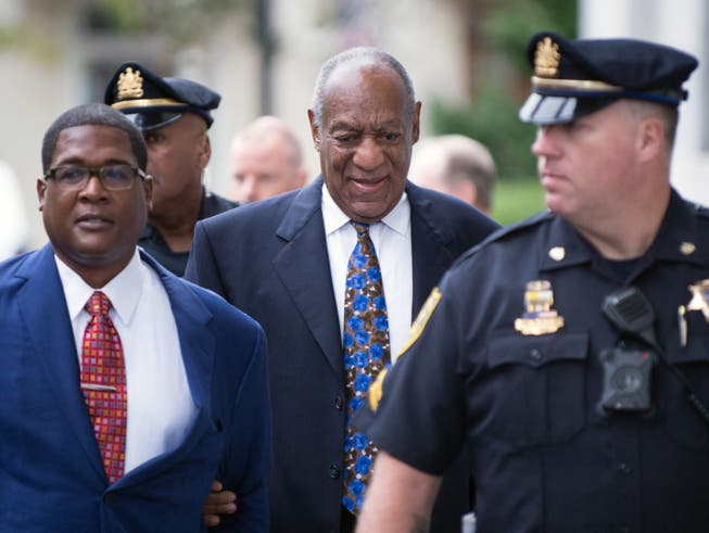 Das Urteil gegen ihn wegen sexuellen Missbrauchs wird am Dienstag erwartet: US-Entertainer Bill Cosby. (Bild: KEYSTONE/EPA/TRACIE VAN AUKEN)