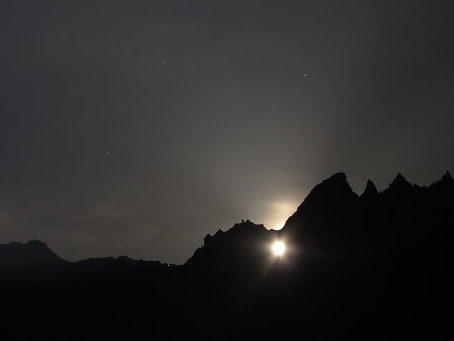 Seltenes Spektakel im Glarnerland: An einem einzigen Oktoberabend scheint dieses Jahr der Mond durch das Martinsloch über Elm. (Bild: Beat Hürlimann)