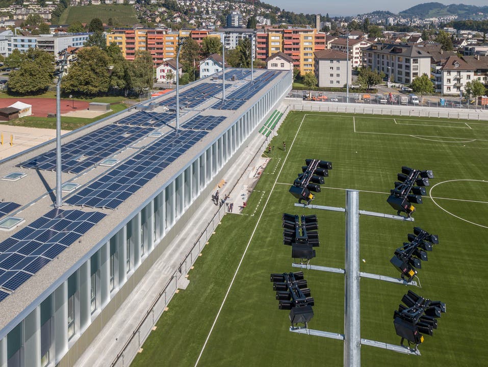 Die Fotovoltaikanlage versorgt das Sportzentrum mit Naturstrom. Bild: Pius Amrein (Kriens, 26. September 2018)