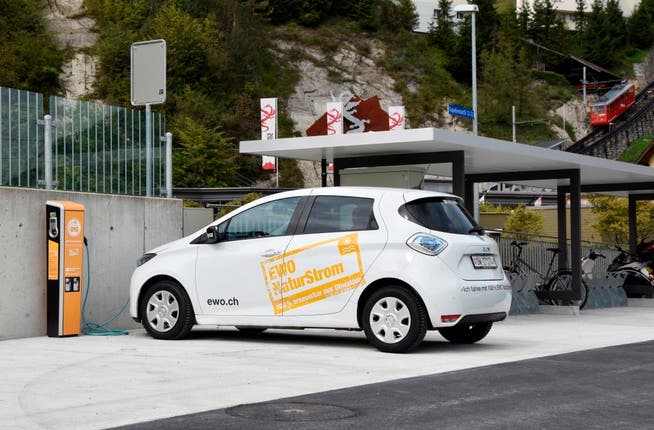 An der Elektroladestation beim Bahnhof Alpnachstad können Elektrofahrzeugbesitzer ihr Fahrzeug mit kostenpflichtigem «EWO NaturStrom» tanken. (Bild: PD)